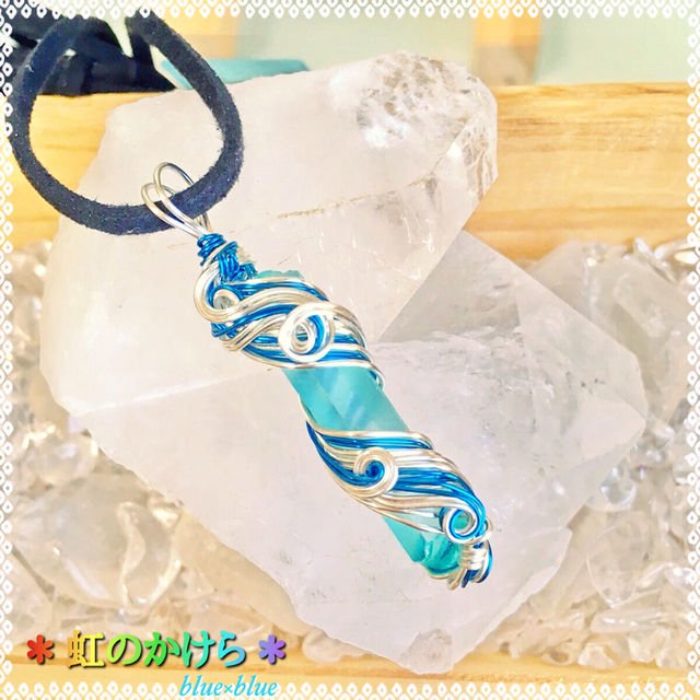 イベント作品【虹のかけら blue×blue】革紐ペンダント - 虹色の花＊天然石とワイヤーワークアクセサリー＊