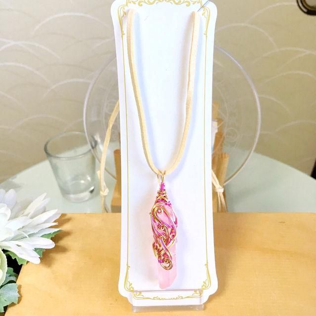 イベント作品【虹のかけら pink×pink】革紐ペンダント - 虹色の花