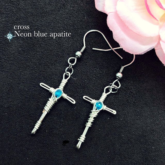 cross-Neon blue apatite】ワイヤーピアス（イヤリング飾り） - 虹色の