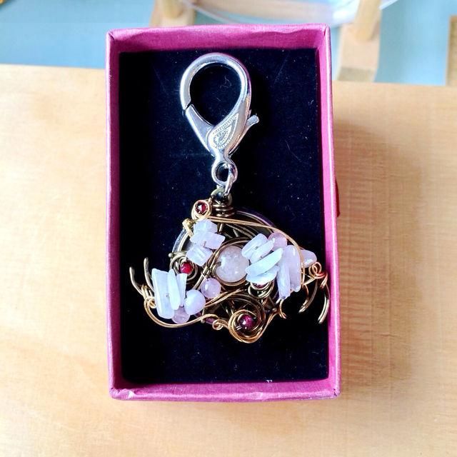 公式の店舗 桜コウモリ】バックチャーム 虹色の花＊天然石とワイヤー - チャーム