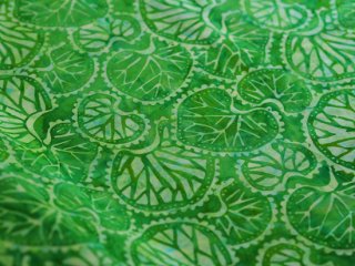 modafabrics 植物葉っぱ柄バティック生地〈グリーン〉 / BAHAMA BATIKS / PALM