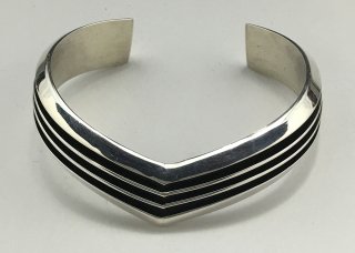 Navajo Tom Hawk 3 Black Channel V-Shaped Silver Bracelet