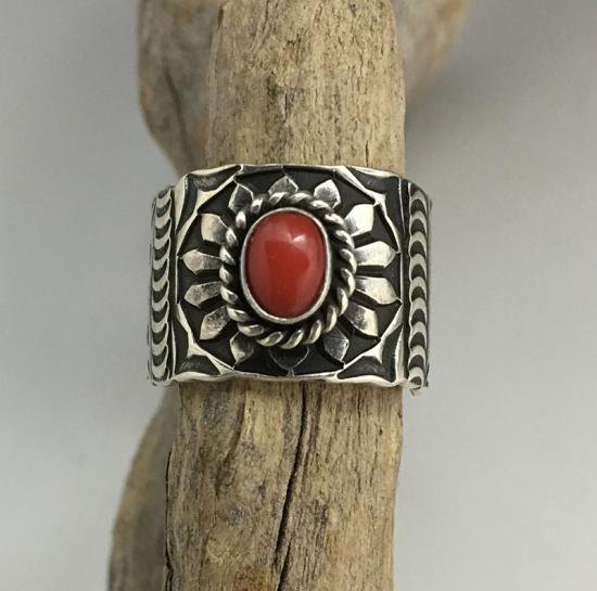 Navajo Gary Reeves Coral Ring - 練馬のインディアンジュエリー・雑貨 