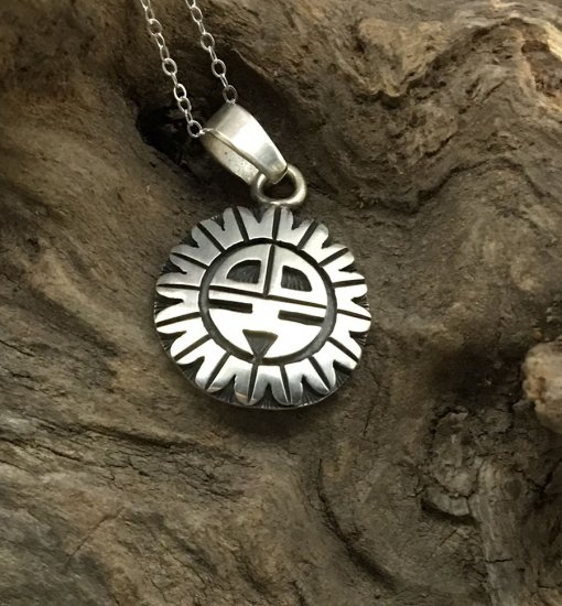 Hopi Belvin Yuyaheova Sunface Overlay Pendant - 練馬のインディアン