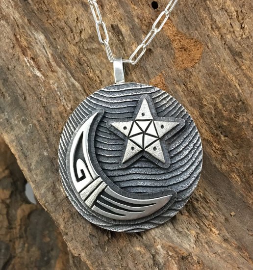 Hopi Antone Honanie Tufacast Overlay Pendant - 練馬のインディアン