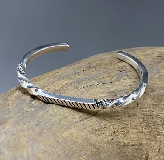 Navajo Bruce Morgan Stamp and Twisted Cuff Bracelet - 練馬の