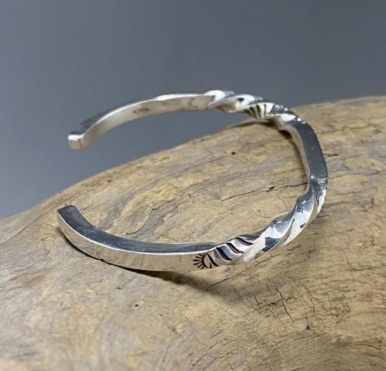 Navajo Bruce Morgan Sterling ツイストバングル 美品 Navajo Bruce Morgan 14K バングル 14mm幅 - メルカリ