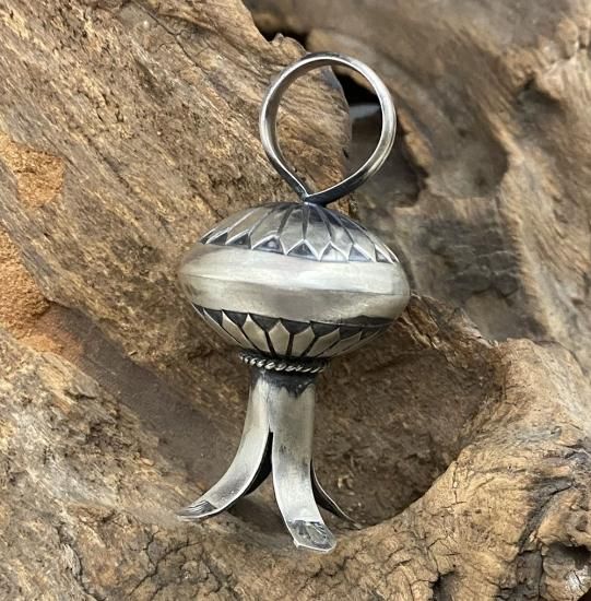 Navajo Delayne Reeves Squash Blossom Silver Pendant - 練馬の