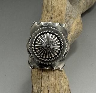 ハルページ インディアンジュエリZuni Handmade Jewelry ZUNI族 ERMALINDA L POOACHA作 リバーシブルウッドペイント