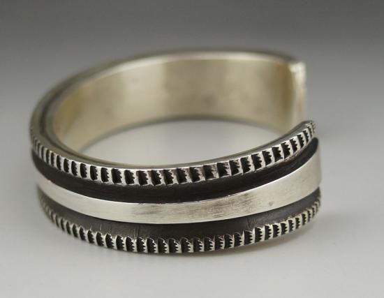 Navajo Elvira Bill Deep Stamping Bracelet - 練馬の