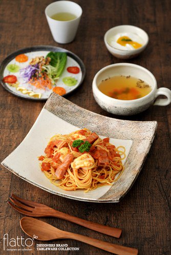 和食器「L彫7寸四方深皿」×料理「ベーコンとモッツアレラチーズのトマトスパゲティ」