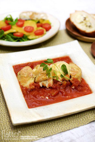 古谷浩一（古谷製陶所）さんの鉄散 押型正角皿(大）と鶏むね肉のトマトソース