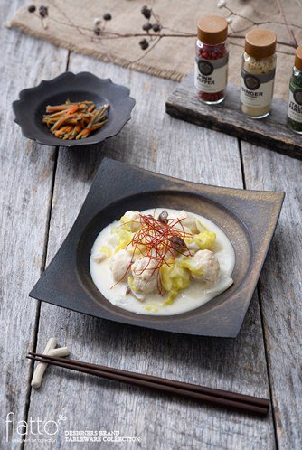 水野幸一さんの銅彩釉角皿（大）と鶏団子と白菜のクリーム煮