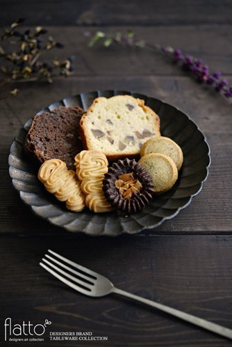 水野幸一さんの銅彩釉モール鉢とクッキー