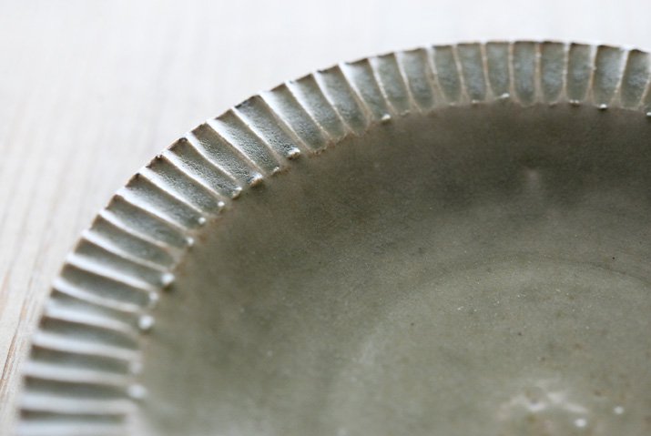市野耕の「灰釉 5寸リム鎬皿」の細部
