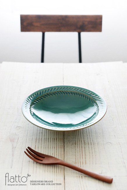 市野耕のトルコブルー 7寸葉紋皿でテーブルコーディネート
