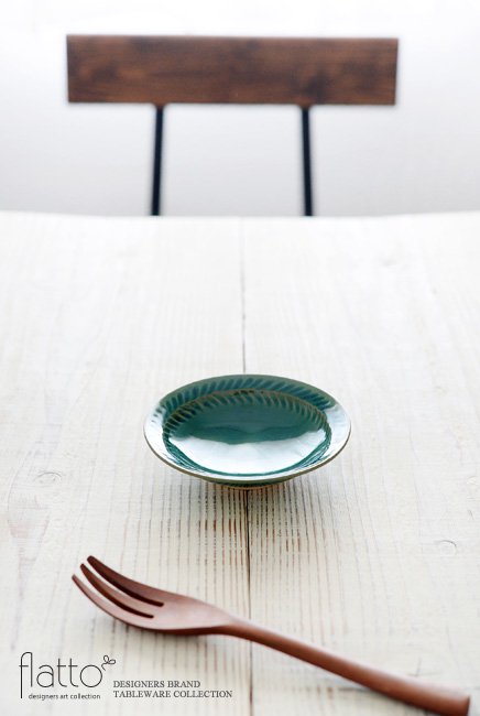 市野耕のトルコブルー 4寸葉紋皿でテーブルコーディネート