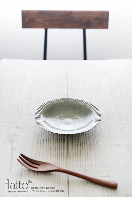 市野耕の灰釉 5寸リム鎬皿でテーブルコーディネート