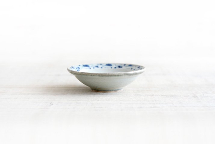 石井桃子の「花唐草 3寸リム皿」の側面
