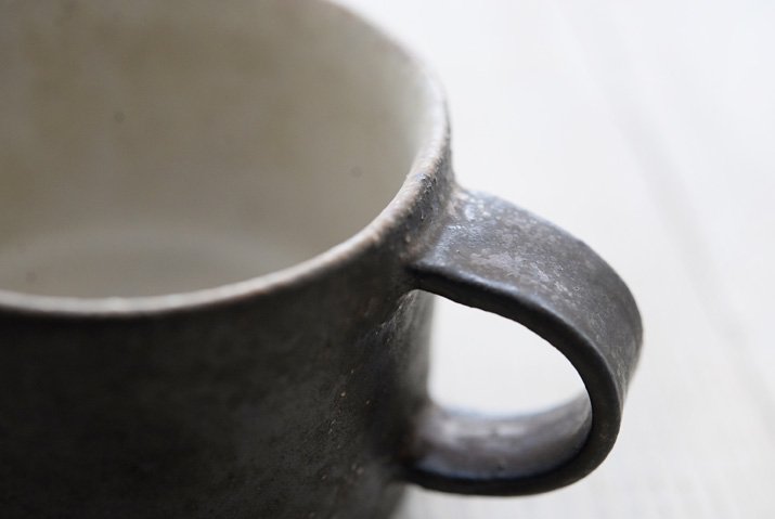 加藤裕章の「黒錆釉掛分けマグカップ」の細部
