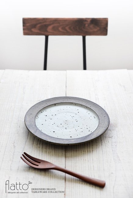 加藤裕章の灰釉雲母リムプレート21cmでテーブルコーディネート