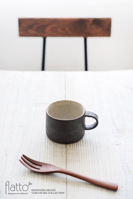 加藤裕章の黒錆釉掛分けマグカップでテーブルコーディネート