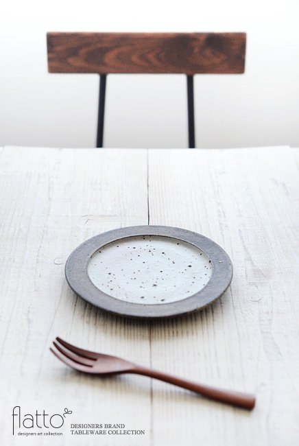 加藤裕章の灰釉雲母リムプレート18cmでテーブルコーディネート