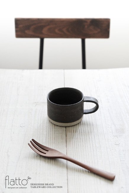 加藤裕章の線彫りツートンマグカップでテーブルコーディネート