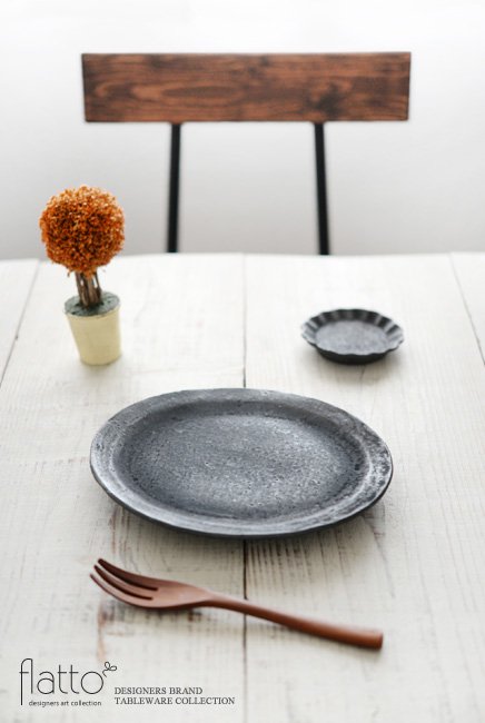 加藤祥孝の鉄釉7.5寸楕円皿でテーブルコーディネート