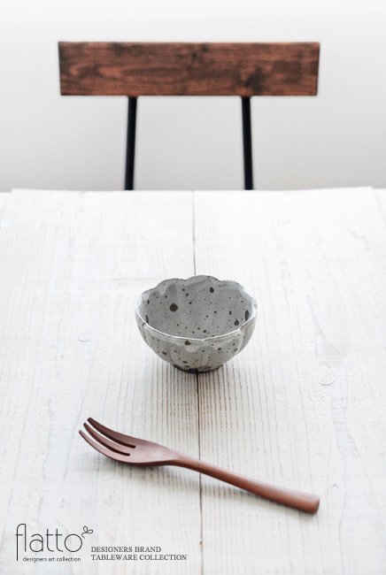 加藤祥孝のグレー粉引 3.5寸輪花鉢でテーブルコーディネート