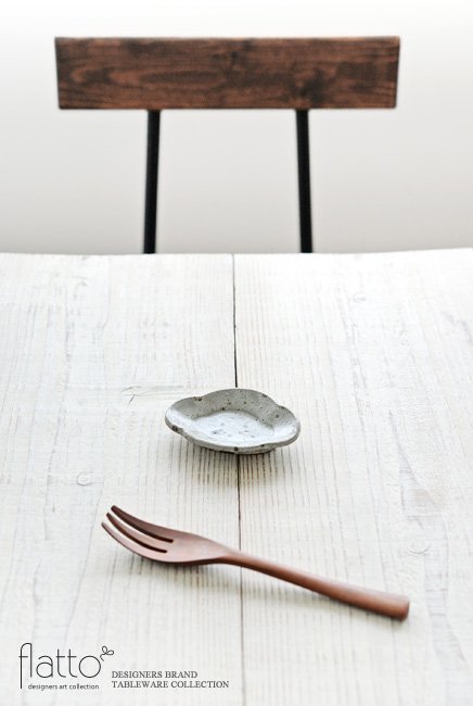 加藤祥孝のグレー粉引 木瓜豆皿でテーブルコーディネート