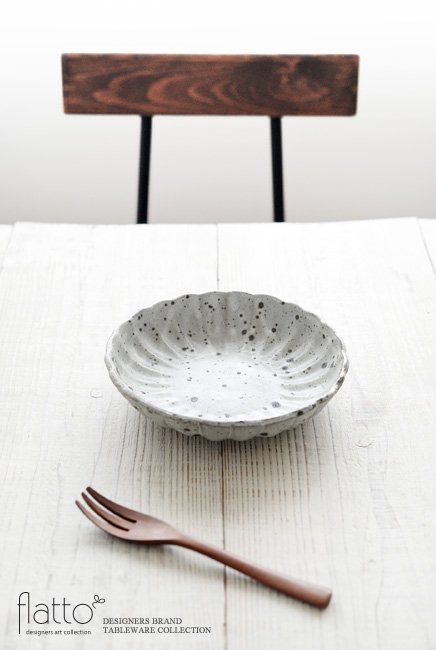 加藤祥孝のグレー粉引 6寸輪花鉢でテーブルコーディネート