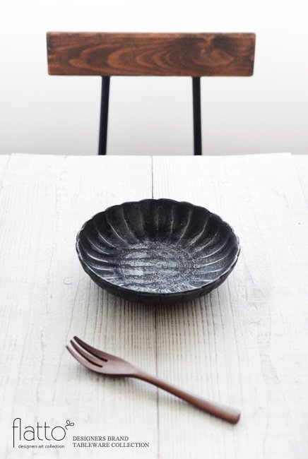 加藤祥孝の鉄釉 6寸輪花鉢でテーブルコーディネート