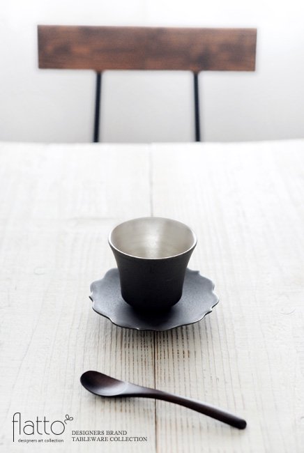 木下和美の黒釉銀彩カップ＆ソーサーでテーブルコーディネート