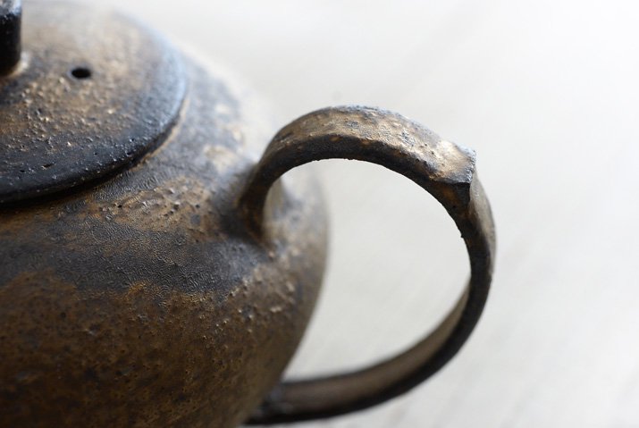 水野幸一「銅彩釉 茶ポット」の取っ手