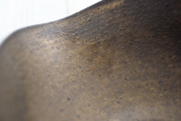 水野幸一「銅彩釉ひずみ鉢（大）」の細部