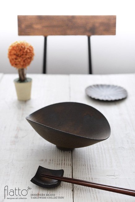 水野幸一の銅彩釉ひずみ鉢（小）でテーブルコーディネート