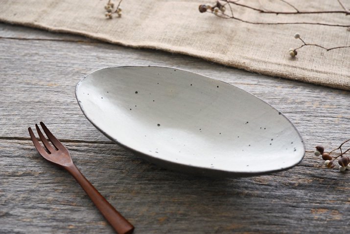奥田章の「ひびわれカレー皿」の特徴