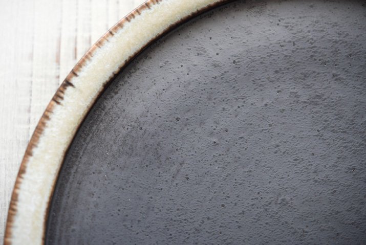 トキノハの「shiro-kuro 7寸皿（縁白）」の細部