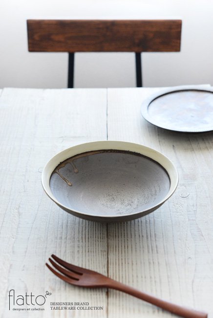 トキノハのshiro-kuro 6寸鉢（縁白）でテーブルコーディネート