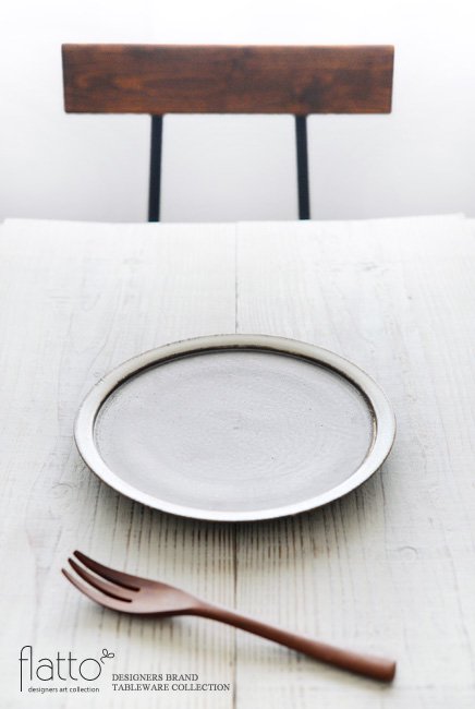 トキノハのshiro-kuro 7寸皿（縁白）でテーブルコーディネート