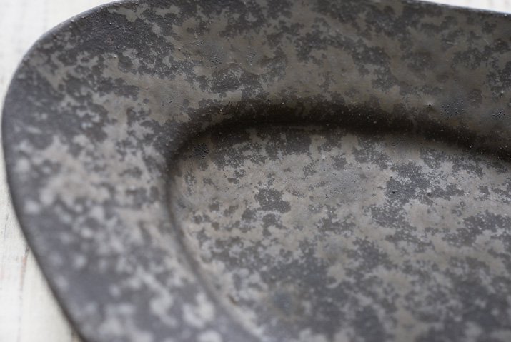 安福由美子の「錆オーバルリム皿」の細部