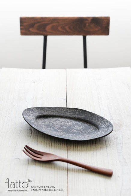 安福由美子の錆オーバルリム皿でテーブルコーディネート