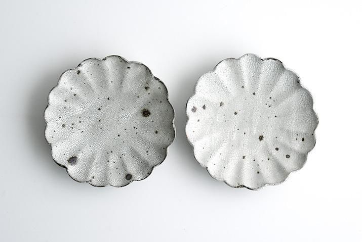 【新品】陶芸家 加藤祥孝 灰釉5.5寸輪花リム皿 2点 美濃焼 加藤祥孝｜グレー粉引 5寸輪花皿｜作家のうつわ通販｜和食器