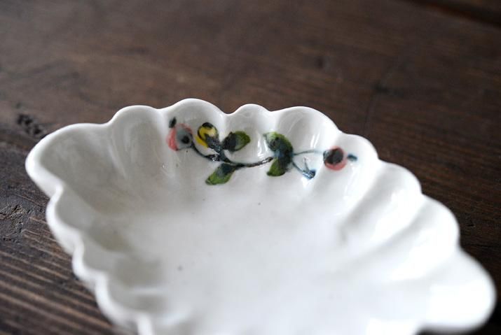 松本郁美｜白磁掻き落とし 輪花豆皿（茶花）｜作家のうつわ通販