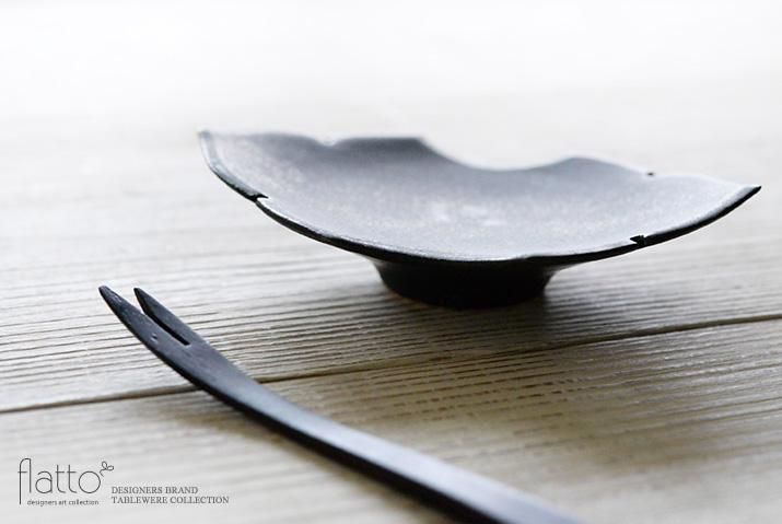 木下和美｜黒釉蝙蝠菓子皿｜作家のうつわ通販｜和食器セレクトショップ