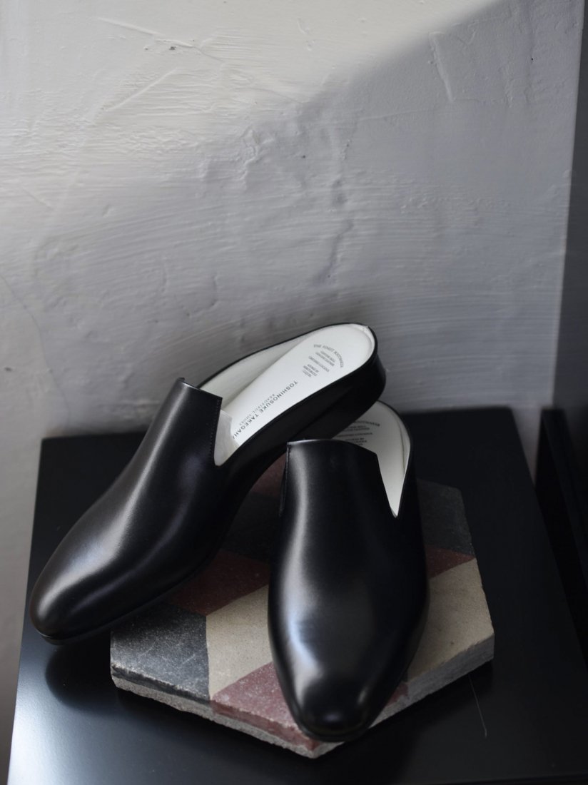 BEAUTIFUL SHOES ・VAMP SANDALS [black] |  美しい靴を履く人の足も美しく見せてくれるスリッポンタイプのヴァンプサンダル - fevrier（フェブリエ） オンラインショップ
