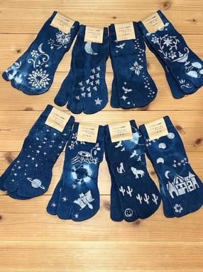 トシュカ（青空のような藍にモチーフが染め抜かれた服・靴下や