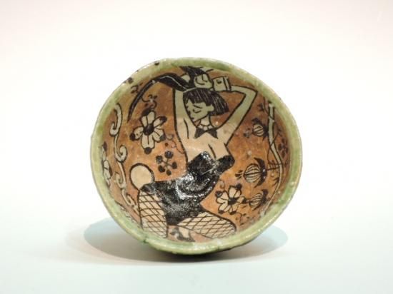 深見文紀作　漫画織部 バニーガール文　ぐい呑　共箱 深見文紀／漫画織部ぐい呑バニーガール正面之画 FUKAMI Fuminori