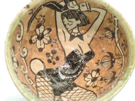 深見文紀作　漫画織部 バニーガール文　ぐい呑　共箱 深見文紀／漫画織部ぐい呑バニーガール正面之画 FUKAMI Fuminori